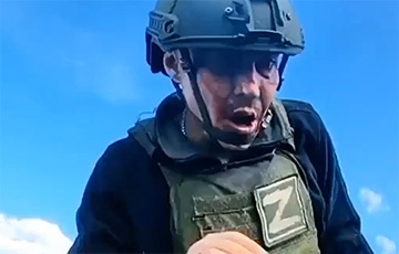 Видеофакт: московитский оккупант, убегая от обстрела, заскочил в окоп к бойцам ВСУ