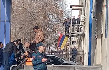 В Ереване вооруженные люди ворвались в отделение полиции