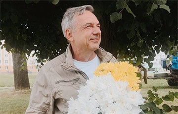 Отец Марии Колесниковой пришел с цветами к зданию