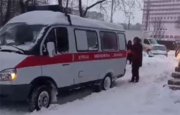 Видеофкт: В Гомеле прохожие толкали машину скорой помощи