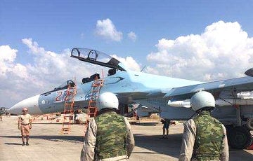 В беларусские Барановичи прибыла новая группа военных в форме летчиков РФ
