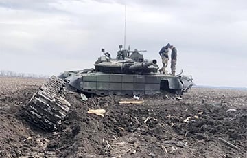 Московитские танки разлетаются на куски по полю после удара бойцов ВСУ: видеофакт