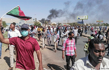 В Судане тысячи демонстрантов требуют отставки президента