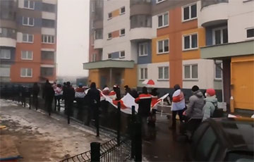 Жители Прилук вышли на воскресный Марш с огромным флагом