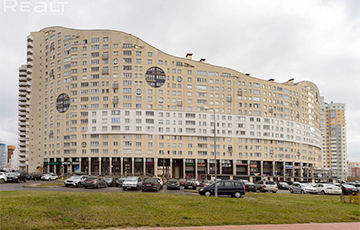В одном из самых странных домов Минска продают дорогие квартиры