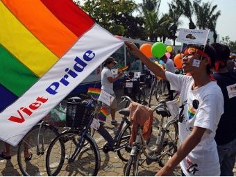 Во Вьетнаме прошел первый в истории страны гей-парад