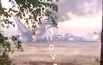 В Сети появилось новое видео с горящим московитским бомбардировщиком