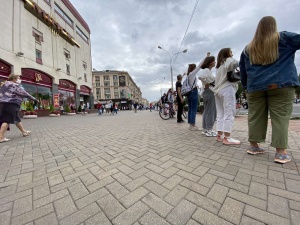 Женщины в белом: акции солидарности прошли по всей Беларуси