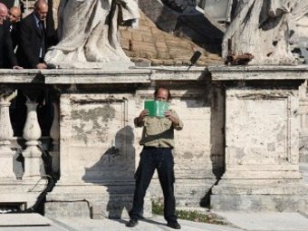 Человек с зеленой книгой прервал мессу папы Римского