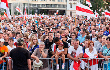 В Гродно мирный митинг снова собрал около 20 тысяч человек