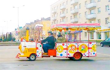 Видеофакт: По центру Барановичей ездил необычный паровозик