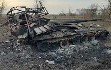 Оккупанты уничтожают собственную боевую технику и выдают ее за «подбитую украинскую»