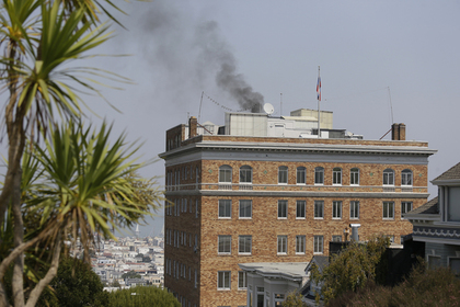 Черный дым из здания консульства РФ в Сан-Франциско привлек внимание журналистов