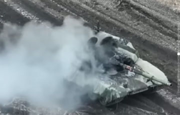 ВСУ эффектно уничтожили московитский танк в поле с подсолнечниками