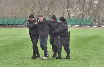 Видеофакт: Жесткое задержание болельщика на матче чемпионата Беларуси