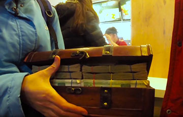 Видеофакт: Минчане пришли в «МакДональдс» с чемоданом старых сторублевок