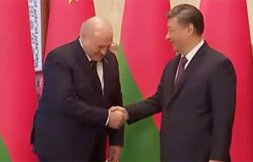 Фотофакт: Лукашенко унижается перед Си Цзиньпином