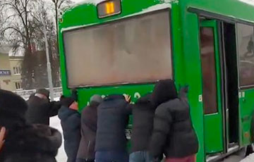 В Гомеле утром пассажиры толкали автобус, чтобы попасть на работу
