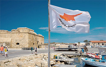 Кипр начал массово закрывать банковские счета московитов