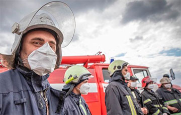 Зеленский наградил украинских спасателей, тушивших пожар в Чернобыле