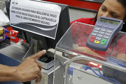 Дефицит в Венесуэле будут продавать по отпечаткам пальцев