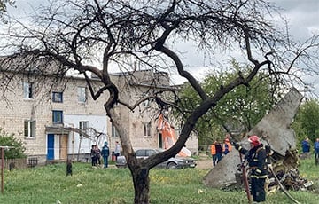 «Части лежат на крыше двухэтажного дома»: что происходит на месте падения самолета в Барановичах