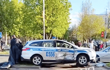 В Молодечно машина охраны МВД попала в жесткую аварию