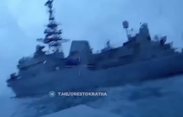 Появилось видео, как морской дрон атакует московитский корабль недалеко от Босфора