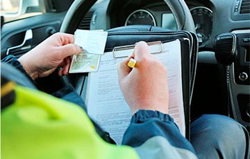 Беларусам предлагают купить водительские права без экзаменов и очередей