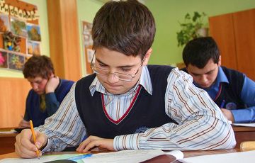 Коммунист Карпенко рассказал, сколько учеников может быть в классе гимназии