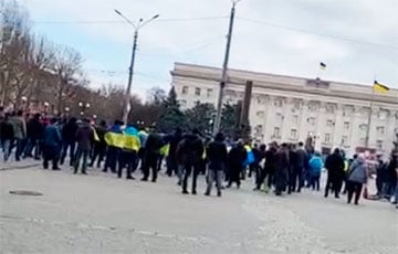 На центральной площади Херсона начался митинг против оккупантов