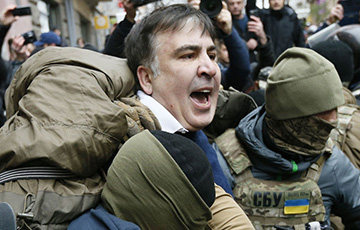 Активисты вытащили Саакашвили из машины СБУ