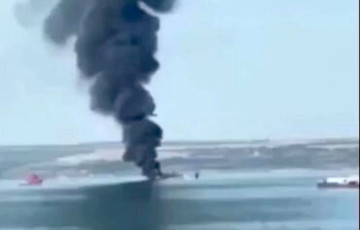 Один из моряков снял горящее судно «теневого флота» РФ в Азовском море