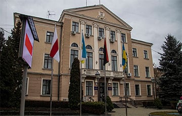 Городской совет Тернополя вывесил бело-красно-белый флаг в знак солидарности с Беларусью