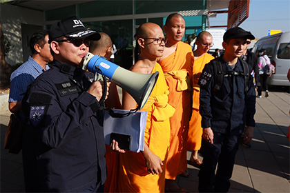 Таиландские монахи подрались с полицией из-за настоятеля-коррупционера