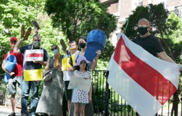 Акция  «Стоп таракан!» прошла у белорусского посольства в Вашингтоне