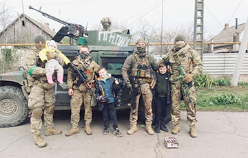 Украинские бойцы показали уничтоженную колонну техники захватчиков в Николаевской области