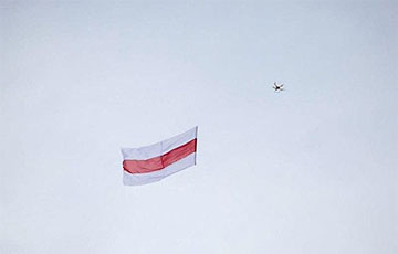 Над проспектом Независимости запустили в небо бело-красно-белый флаг