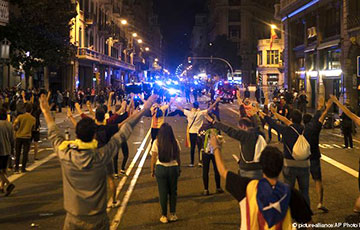 Акции протеста в Каталонии переросли в штурм парламента