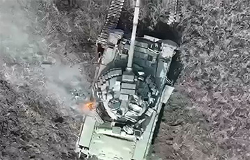 ВСУ разорвали гусеницы московитского танка