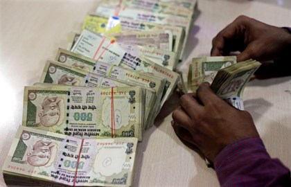 Полиция сутки считала спрятанные индийцем по всему дому деньги