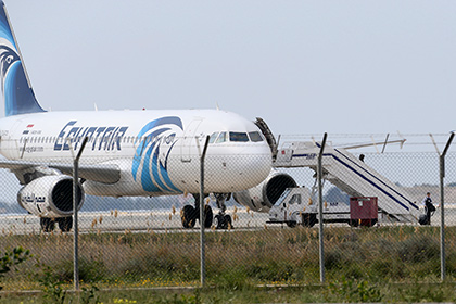 Власти Египта уточнили число оставшихся заложников на борту EgyptAir