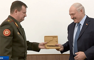 Фотофакт: Равков подарил Лукашенко пистолет с патронами