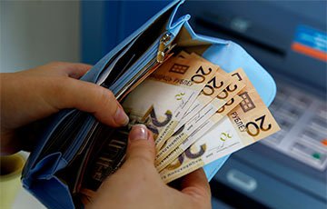 Эксперт: 2017-й год может начаться с девальвации рубля