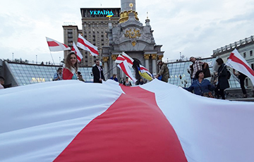 В Киеве на Майдане развернули 15-метровый бело-красно-белый флаг