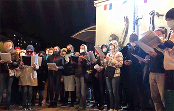На «площади Перемен» минчане хором поют национальные песни