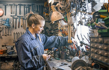 Беларусских женщин привлекают на тяжелые работы