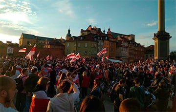 Сотни белорусов собрались в центре Варшавы
