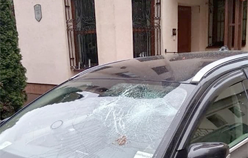 В Минске прохожий разбил камнями несколько автомобилей