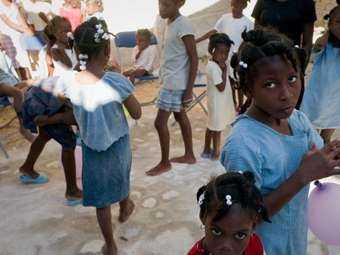 Американцев задержали за попытку вывезти детей из Гаити